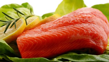 Taze Çiğ somon fileto ile kompozisyon