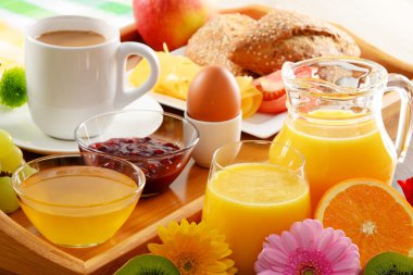 Kahve, meyve suyu, yumurta ve rulo ile servis tepsi Servis Kahvaltı