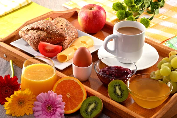 Petit déjeuner sur plateau servi avec café, jus de fruits, œufs et petits pains — Photo