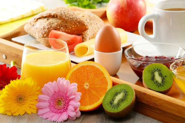 Frühstück auf Tablett serviert mit Kaffee, Saft, Ei und Brötchen — Stockfoto