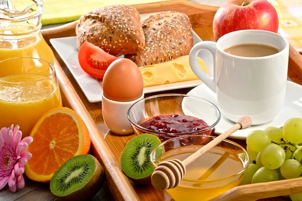 Frukost på bricka serveras med kaffe, juice, ägg och rullar — Stockfoto