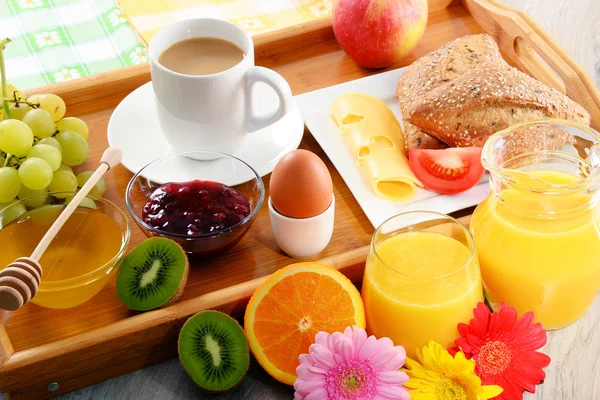 Frühstück auf Tablett serviert mit Kaffee, Saft, Ei und Brötchen — Stockfoto