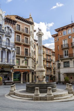 Plaza Carlos Castel kare Teruel El Torico çeşme