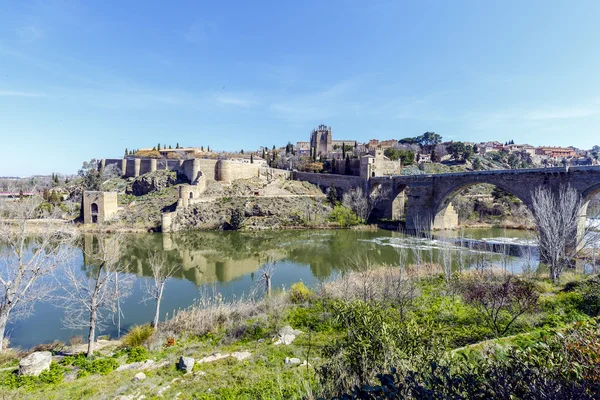 Puente de San Martín sobre el río Tajo en Toledo — Foto de Stock