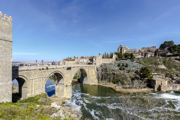Puente de San Martin híd felső Toledo a Tajo-folyó — Stock Fotó