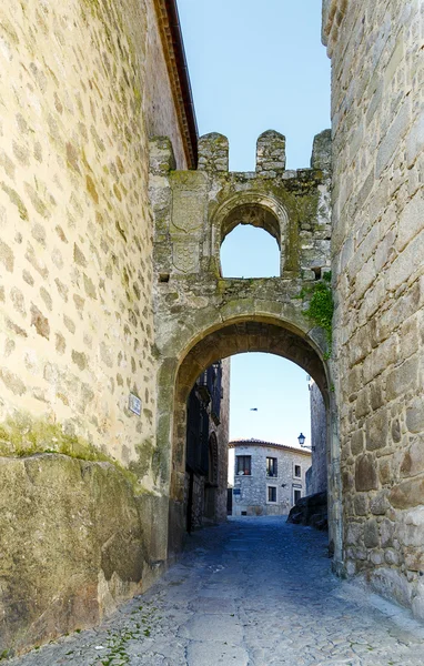 Puerta de Santiago, Casco antiguo en la ladera de la sangre de Trujillo — Foto de Stock