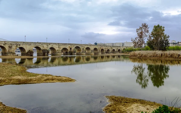 Ancien pont romain sur le fleuve Guadiana, à Merida, Espagne — Photo