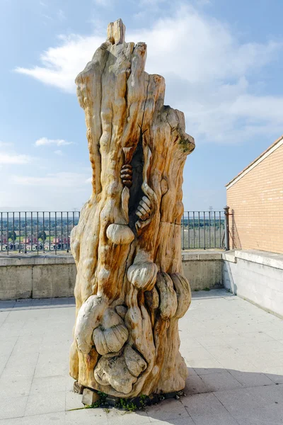 Scultura delle mani e del tronco a Tordesillas contro il cielo blu — Foto Stock