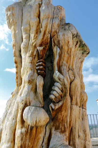 Mano y tronco escultura en Tordesillas contra el cielo azul —  Fotos de Stock