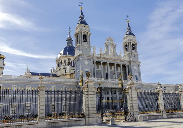 스페인 마드리드에 있는 알무데나 대성당 — 스톡 사진