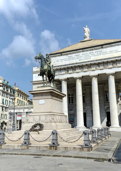 Garibaldi socha a operní divadlo v Janově, Itálie — Stock fotografie