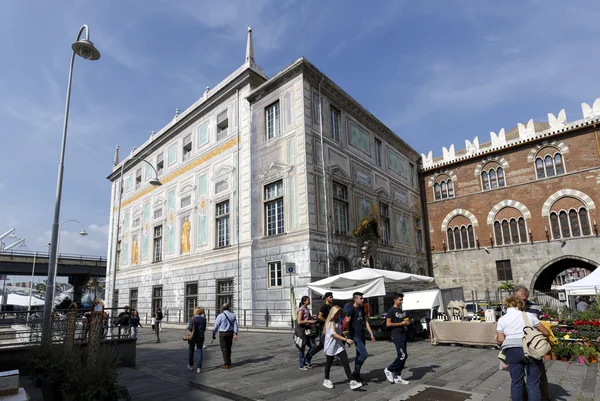 Palazzo San Giorgio dekoriert mittelalterliches Gebäude in Genua Italien — Stockfoto