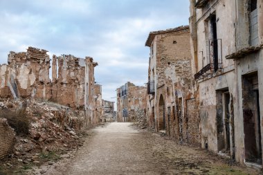 bir İspanyol Sivil sırasında bombardımanında Belchite köy yok
