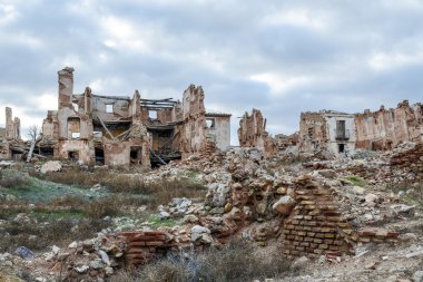 bir İspanyol Sivil sırasında bombardımanında Belchite köy yok