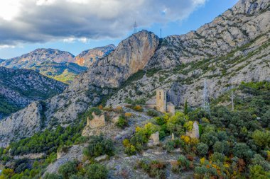 Osona 'nın Katalan bölgesindeki Sant Andreu del Castell de Tona kilisesi. Yanında eski şatonun kalıntıları var..