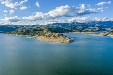Basella Lleida 'nın La Clua kasabası. Katalonya' nın Rialb Barajı 'nda 18 kişi yaşıyor. İspanya