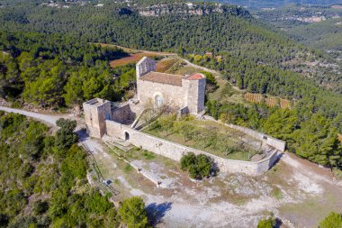 Torrelles 'deki Santa Maria de Foix Barselona Romen tarzında bir sığınak. Tek bir kapağı varil kasasıyla kaplı. İspanya