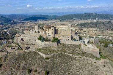 Cardona kalesi Katalonya 'da ünlü bir ortaçağ kalesidir. Şimdi ünlü bir devlet oteli ya da İspanyol parador..