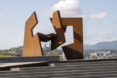 San Sebastian, İspanya 12 Eylül 2020: 4 negatif pozitif üniteli boş bir yapı. Jorge Oteiza 'nın çalışması San Sebastian, İspanya gezinti güvertesinde