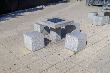 San Sebastian, İspanya 'da satranç oynamak için granit masa