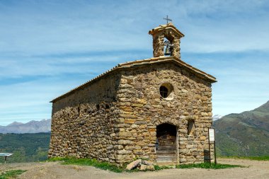 Münzevi ve bakış açısı olan San Salvador de Irgo de Tor, Pont de Suert (Alta Ribagorza, Lleida, İspanya, Katalonya) belediyesine ait bir kasaba mabedidir.)