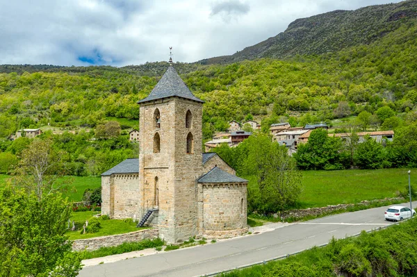 西班牙加泰罗尼亚科尔的圣玛丽亚亚松森罗马教堂 这是属于联合国教科文组织世界遗产所在地的九座教堂之一 — 图库照片