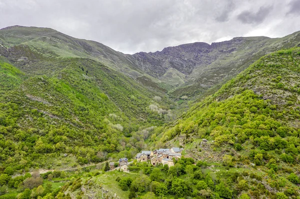 カタルーニャ州コルルの山間の町のパモラミカ スペイン それはLleidaの州のValle Bohiの自治体に属しています — ストック写真