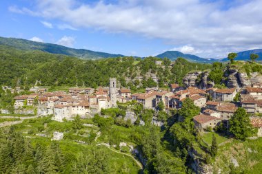 Rupit 'in genel görüşü, doğanın ortasında bir ortaçağ köyü. Katalonya, Osona İspanya