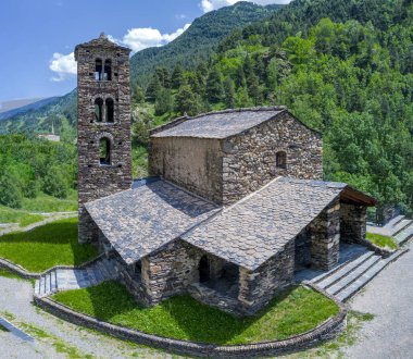 Sant Joan de Caselles (Canillo, Andorra). Roma kilisesi 12. yüzyılda inşa edilmiş. Panoramik bileşim