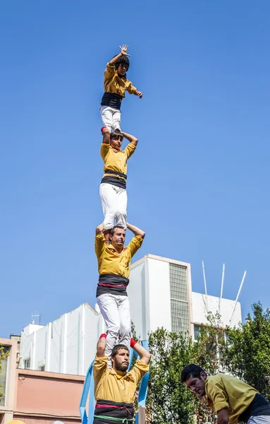 Castellers doen een castell of een menselijke toren, typisch in Catalonië. — Stockfoto