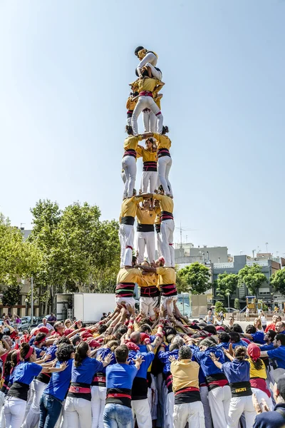 Castellers doen een castell of een menselijke toren, typisch in Catalonië. — Stockfoto