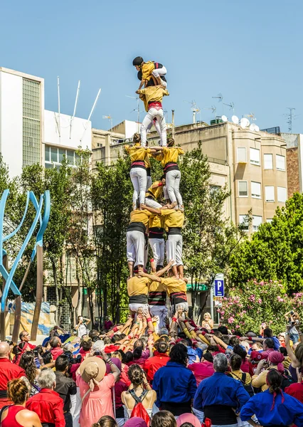 Castellers fazer um Castell ou Torre Humana, típico na Catalunha . — Fotografia de Stock