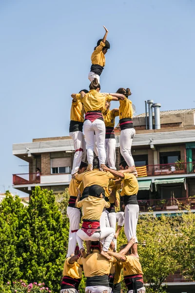 Castellers doen een castell of een menselijke toren, typisch in Catalonië. — Stockfoto