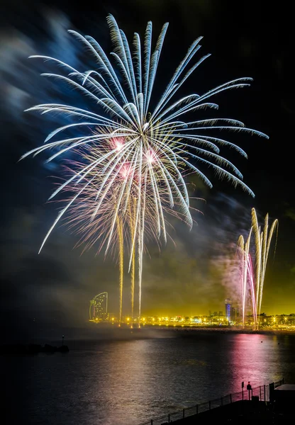 Feux d'artifice pour célébrer la Journée de la Miséricorde 2014 à Barcelone — Photo