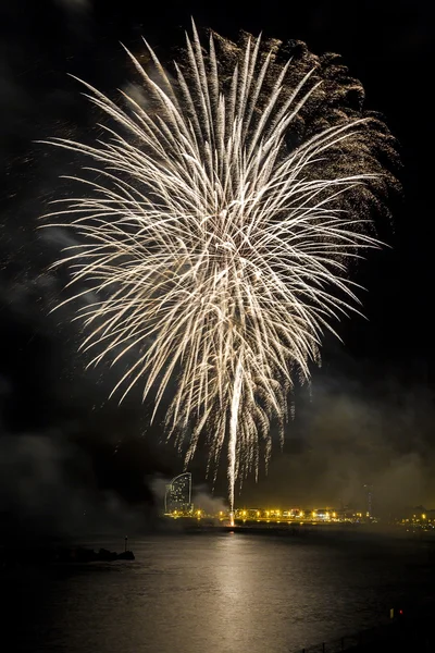 Fuegos artificiales para celebrar el Día de la Misericordia 2014 en Barcelona — Foto de Stock