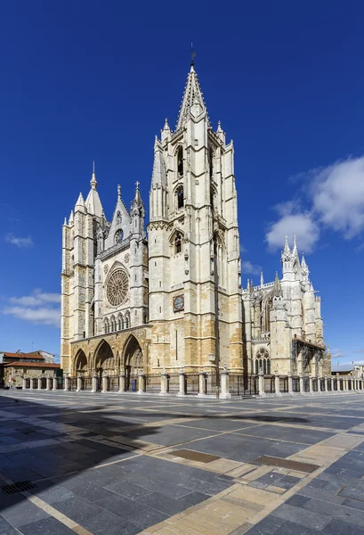 Façade centrale, tour et rosace de la cathédrale de Léon — Photo