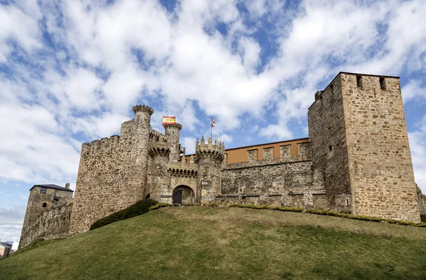 家庭或主要入口的圣殿骑士城堡在 Ponferrada，别尔索 — 图库照片
