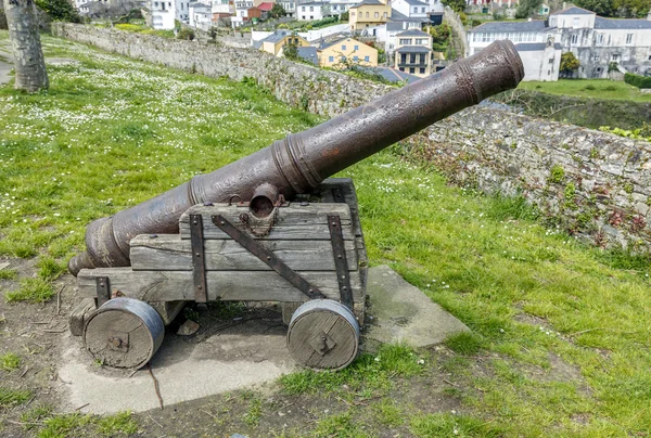 古い大砲防衛リバデオ ルゴ、スペインで — ストック写真
