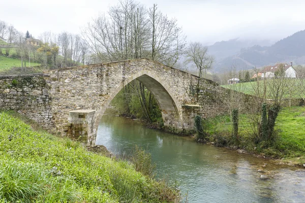 Ponte medievale Ceceda nelle Asturie — Foto Stock