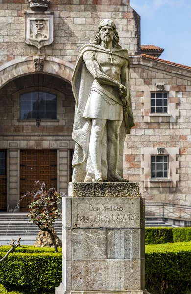 King Pelayo (Kristen konung av Asturien) i Covadonga Sanctuary, — Stockfoto