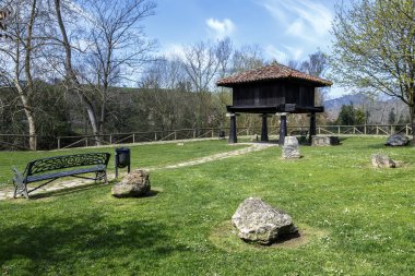 Cangas de gidebildiğimiz içinde tipik Asturyan tahıl ambarı