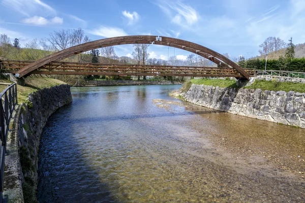 Ponte di legno a Cangas de Onis, sul fiume Guena. Asturie — Foto Stock