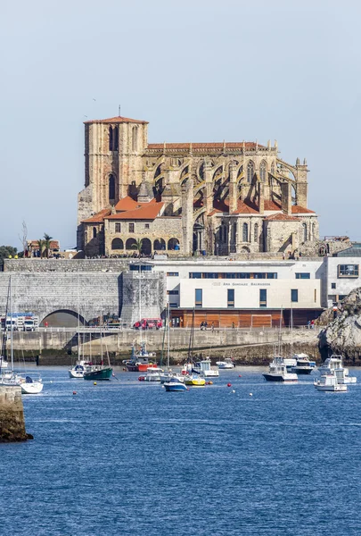 Kostel Panny Marie Nanebevzetí Panny Marie v castro urdiales — Stock fotografie