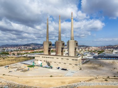 Sant Adria 'daki termik santral (Barselona), Katalonya, İspanya. Havadan panoramik ön görünüm