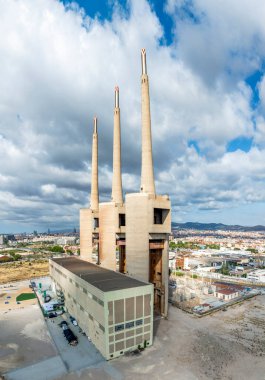 Sant Adria 'daki termik santral (Barselona), Katalonya, İspanya. Havadan panoramik dikey görünüm