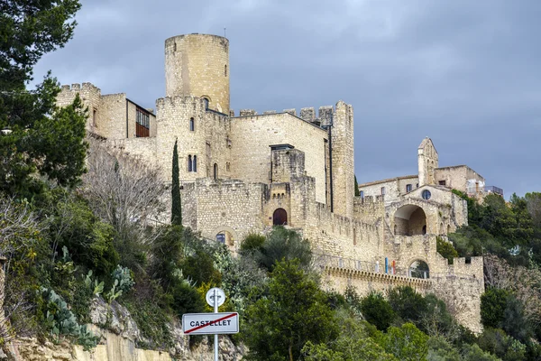 Hrad v Castellet jsem la Gornal od jezera. Katalánsko — Stock fotografie