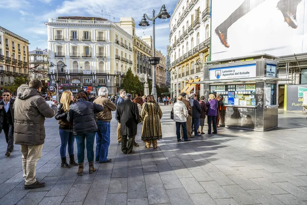 Typical Christmas queues to buy national lottery — Stock Photo, Image