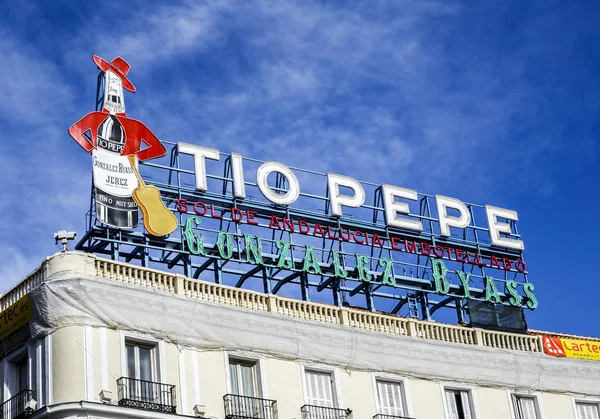 Tio Pepe reklam i staden Madrids — Stockfoto