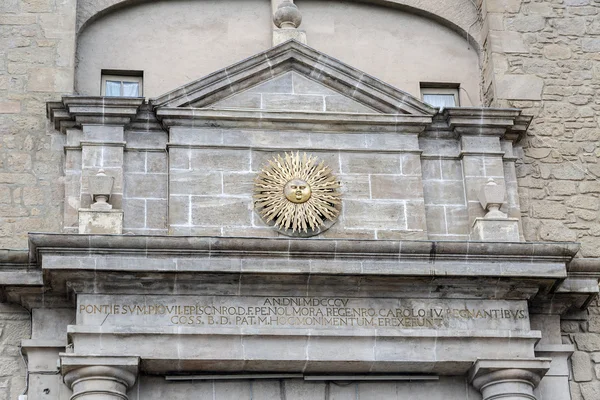 Símbolo solar detallado de la ciudad en el arco a Solsona, España — Foto de Stock