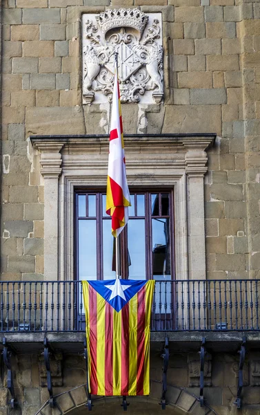 细节上市政厅阳台 Vic，加泰罗尼亚西班牙的 Estelada 标志 — 图库照片